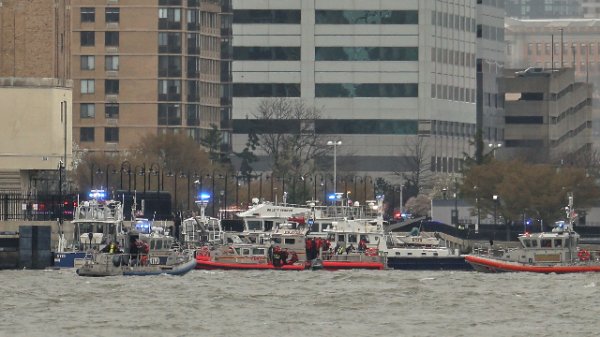 网络配资开户 纽约观光直升机空中“解体”！西门子高管及家人遇难背后